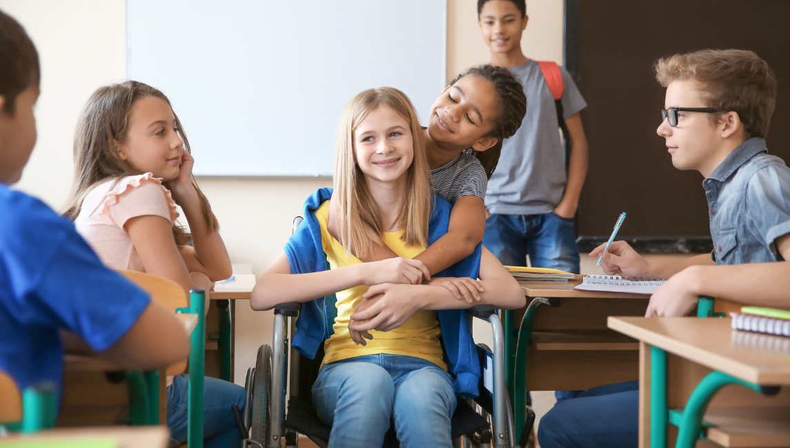 grupa dzieci w klasie, dziewczynka na wózku inwalidzkim